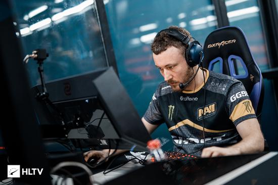 兄弟水晶谈论了 LPL 的现状：现在真的很难取得成绩。选手、教练和管理层必须优秀！